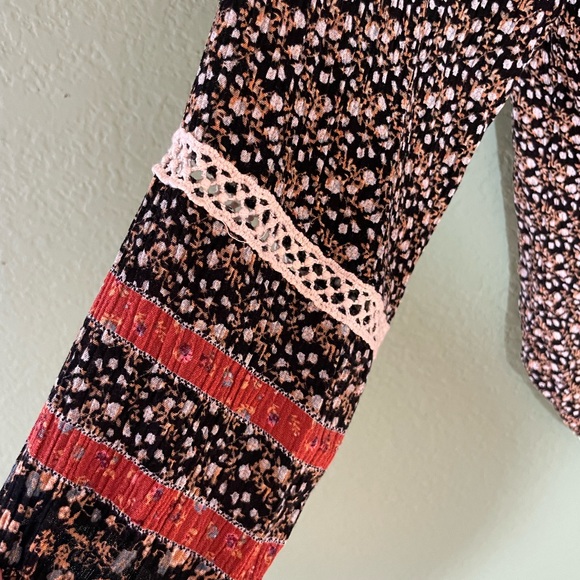 Mason & Belle | Floral Long Sleeve Tassel Blouse - Picture 6 of 7